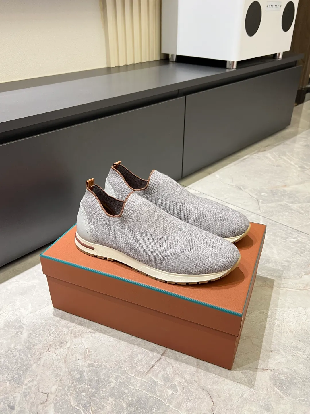 Men's Men's Shoes 💰p380 Loro Men's Shoes 💰piana/Noyo Piana 360 L Men's Shoes 💰p Flexy Walk Men's Sports Shoes These sports shoes are made of knitted wool uppers, and the heel is wrapped in smooth calf leather. Merino sheep are selected from Australia and New Zealand. The upper is machine-woven like a sweater, and then equipped with a white rubber outsole and a Kummel-colored sole. It is both beautiful and non-slip. The fabric is 100% cashmere and the insole is calf leather. It is super comfortable on the feet! Comes with full original packaging! Multiple colors available! Size: 38-44 (45 customized)